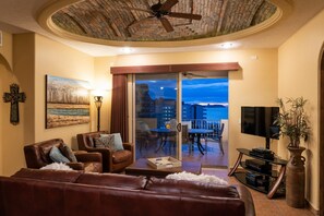 Appart'hôtel, 2 chambres | Coin séjour | Télévision à écran plat