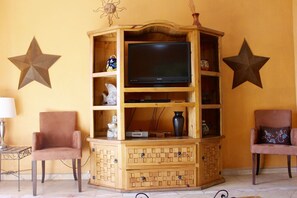 Condo, 1 habitación | Sala de estar | Televisión y reproductor de DVD