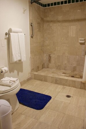 Condo, 1 Bedroom | Bathroom | Combined shower/tub, towels