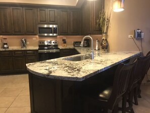 Condo, 2 habitaciones | Cocina privada | Refrigerador, parrilla de estufa y lavavajillas 