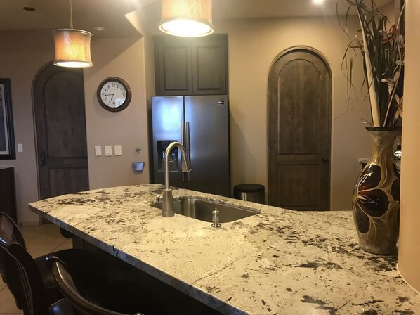 Condo, 2 habitaciones | Cocina privada | Refrigerador, parrilla de estufa y lavavajillas 