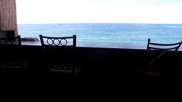 Room, 2 Bedrooms | Pemandangan pantai/laut