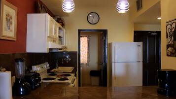 Room, 2 Bedrooms | Dapur peribadi