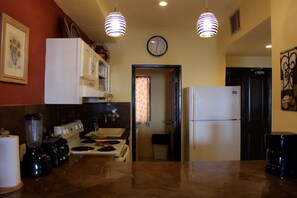 Room, 2 Bedrooms | Private kitchen