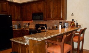 Condo, 1 habitación | Cocina privada | Refrigerador, microondas, horno y parrilla de estufa 