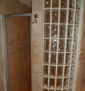 Condo, 1 habitación | Regadera en el baño
