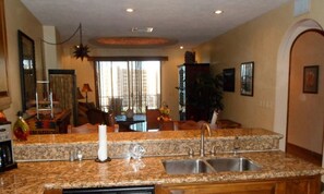 Condo, 1 habitación | Cocina privada | Refrigerador, microondas, horno y parrilla de estufa 