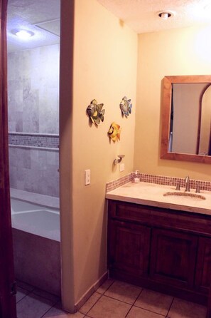 Condo, 1 habitación | Baño | Amenidades de baño gratuitas y toallas 