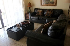 Apartamento, 3 habitaciones | Zona de estar | Una televisión de pantalla plana, una chimenea, un reproductor de DVD