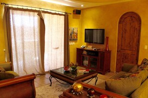Condo, 2 Bedrooms | Living area