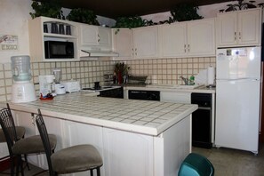 Lejlighed - 1 soveværelse | Privat køkken | Køleskab, mikrobølgeovn, ovn, kogeplade