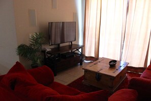 公寓式客房, 2 间卧室 | 起居区 | 电视