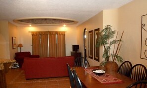 Apartment, 2 Schlafzimmer | Essbereich im Zimmer