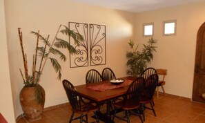 Condo, 2 habitaciones | Servicio a la habitación