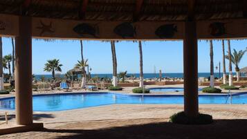 Condo, 2 Bedrooms | Kolam renang terbuka | Kolam renang terbuka