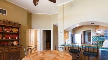 Condo, 2 Bedrooms | Makan dalam bilik