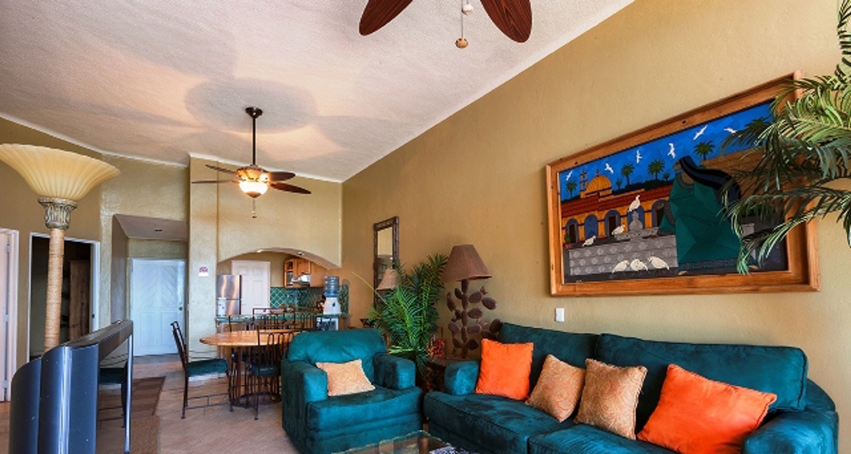 Condo, 2 Bedrooms | Ruang tamu | TV skrin rata, pemain DVD 