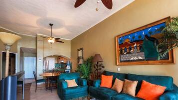 Condo, 2 Bedrooms | Ruang tamu | TV skrin rata, pemain DVD