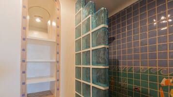 Condo, 2 Bedrooms | Pancuran Bilik Mandi