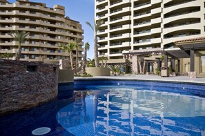 Condo, 2 chambres | Piscine extérieure