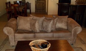 Condo, 2 habitaciones | Área de sala de estar | Televisión 