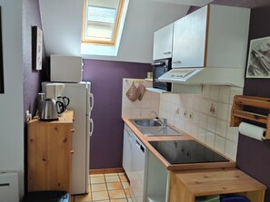 Réfrigérateur, micro-ondes, four, plaque de cuisson