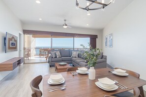 콘도, 침실 2개, 바다 전망 | 거실 공간 | 케이블 채널 시청이 가능한 65인치 평면 TV, TV