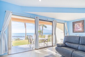 콘도, 침실 1개, 바다 전망, 1층 | 거실 공간 | 케이블 채널 시청이 가능한 65인치 평면 TV, TV