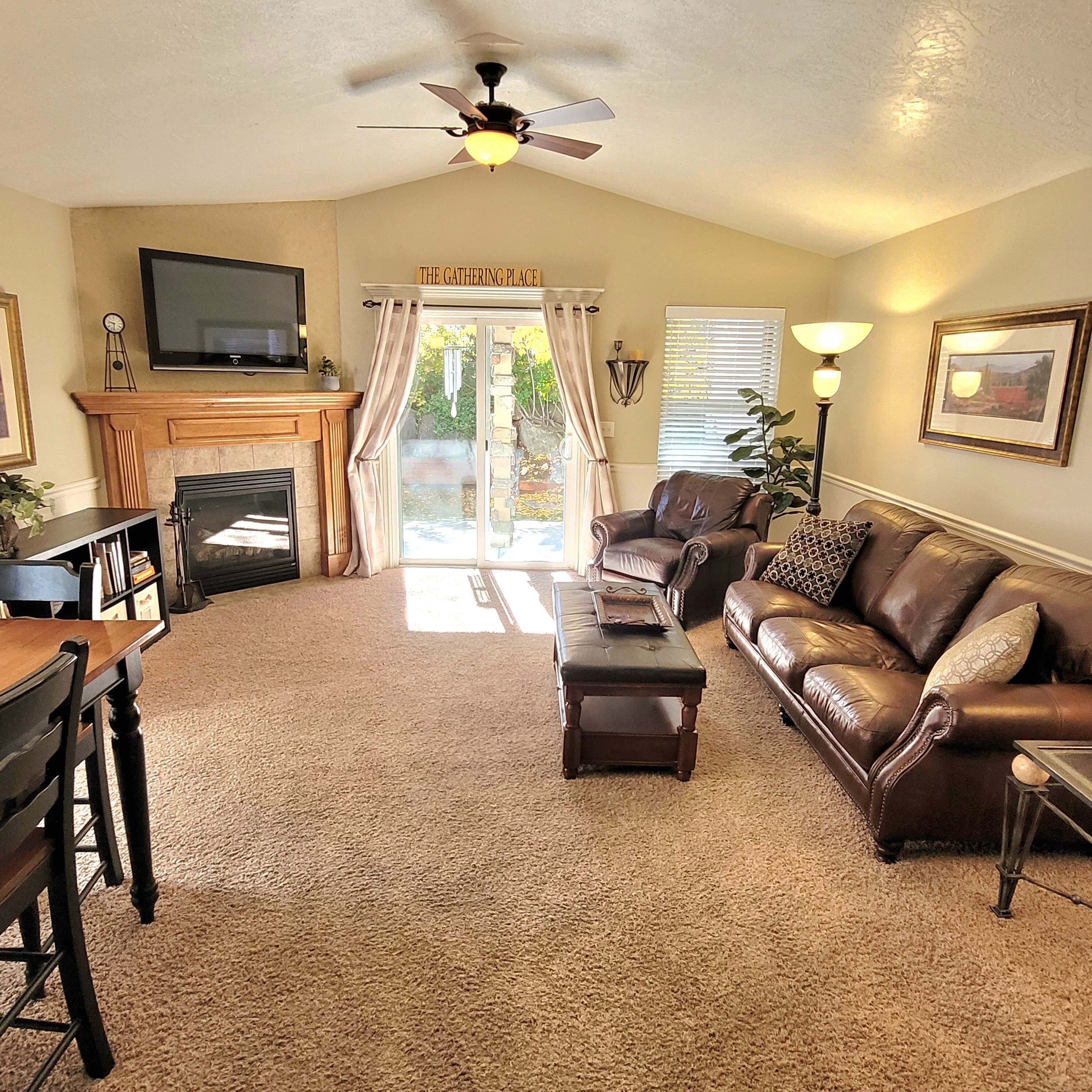 Smart TV, chimenea y libros 