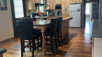 JÀÀkaappi, mikroaaltouuni, uuni, liesi