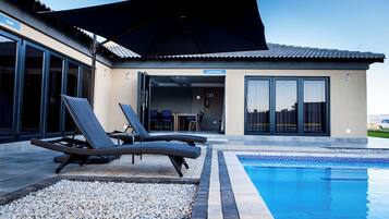 Außenpool, Sonnenschirme, Liegestühle