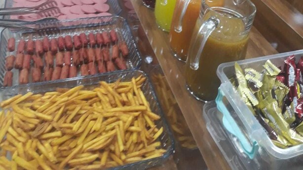 بوفيه فطور مجانًا يوميًا