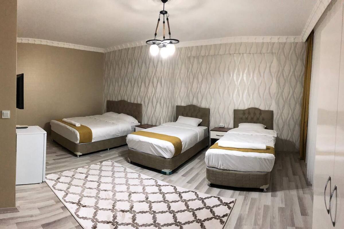 Quarto triplo standard | Frigobar, escrivaninha, quartos à prova de som, Wi-Fi de cortesia