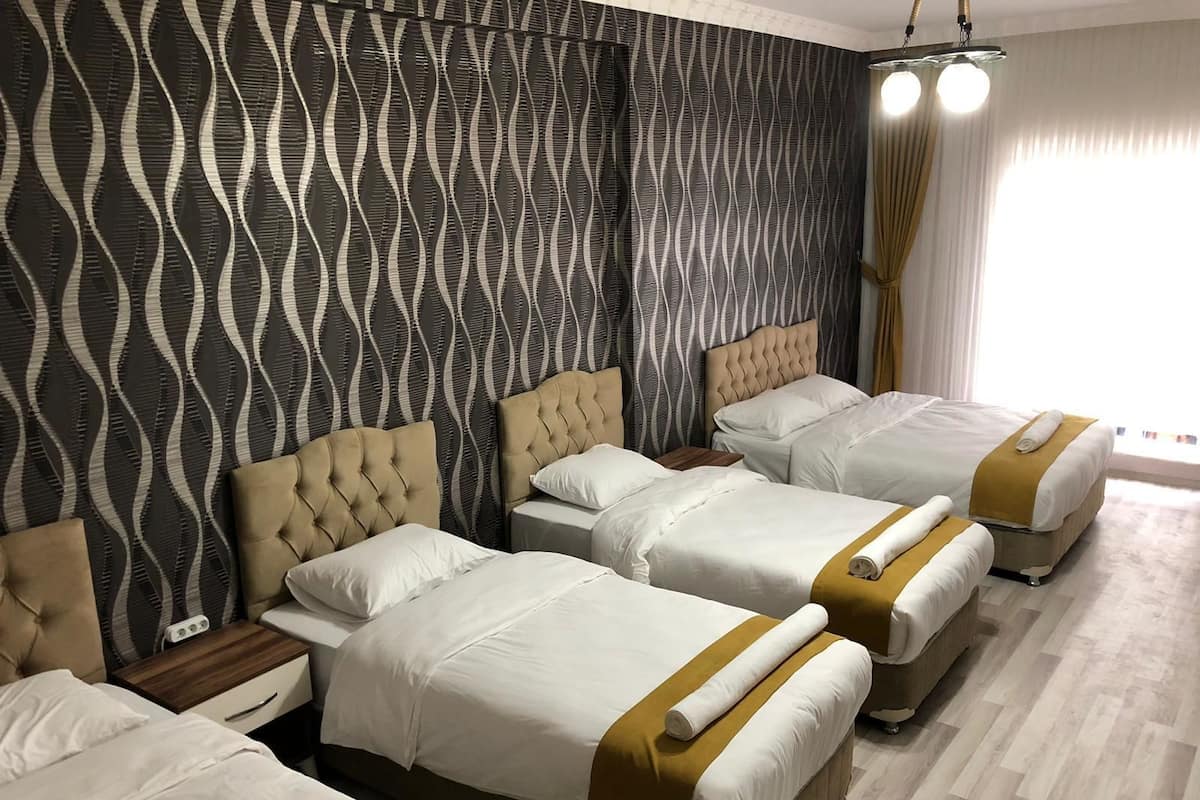 Suíte, várias camas | Frigobar, escrivaninha, quartos à prova de som, Wi-Fi de cortesia