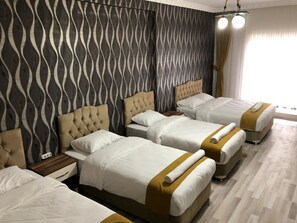 Suite, plusieurs lits | Minibar, bureau, chambres insonorisées, Wi-Fi gratuit