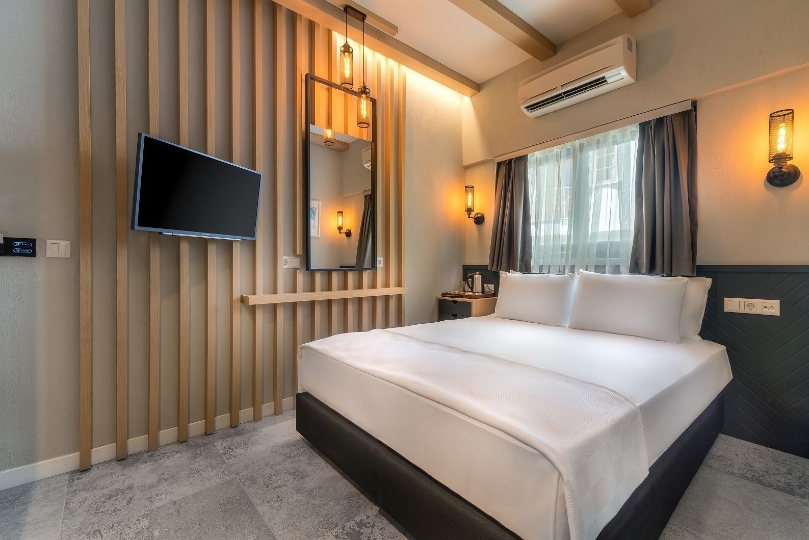 standard room | 1 bedroom, minibar, in-room safe, individually furnished