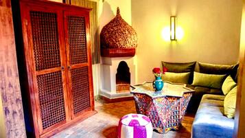 Junior Suite, Non Smoking, Courtyard View | 1 bedroom, hypo-allergenic bedding, memory foam beds, in-room safe