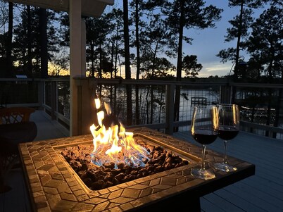 Newly Updated Spacious Home on Quiet Deep Water Cove with Amazing Views!