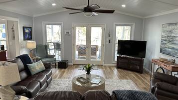 Una Smart TV, un reproductor de DVD, una mesa de tenis de mesa, libros