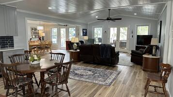 Una Smart TV, un reproductor de DVD, una mesa de tenis de mesa, libros