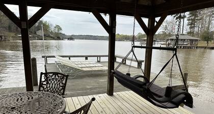 Newly Updated Spacious Home on Quiet Deep Water Cove with Amazing Views!