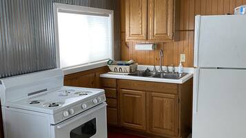 Køleskab, mikrobølgeovn, ovn, kogeplade