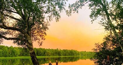 Kahden makuuhuoneen mökki aivan veden äärellä