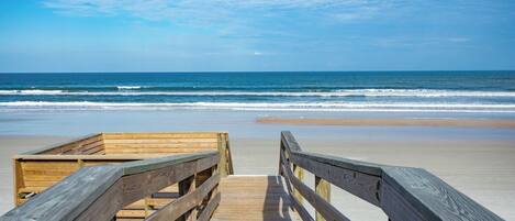 Nær stranden og strandhåndklær