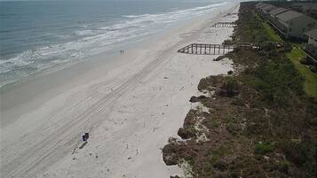 Playa en los alrededores y toallas de playa