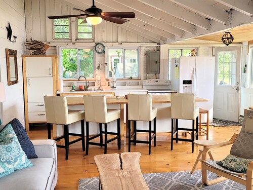 Come Relax In This Spacious 3 Bedroom Cottage, Lake Views On Both Sides.