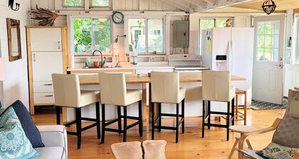 Kommen Sie und entspannen Sie sich in diesem geräumigen Cottage mit 3 Schlafzimmern und beidseitigem Seeblick.