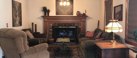 Smart TV, fireplace, DVD player, books