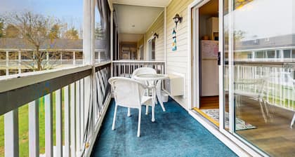 Condo w/ balcony, seasonal pool and pool table and walkable location