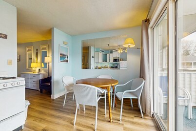 Condo w/ balcony, seasonal pool and pool table and walkable location